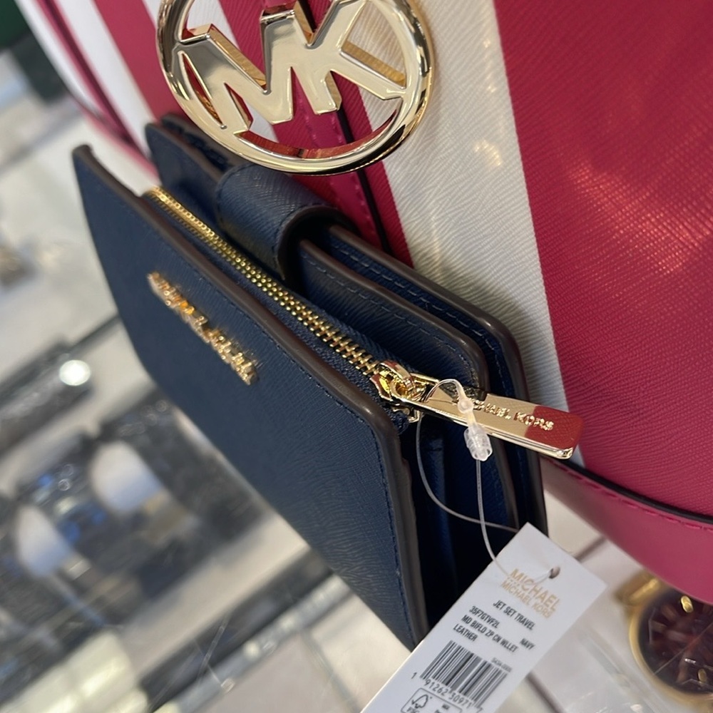MICHAEL KORS
Medium Jet Set Travel Crossgrain Leather Bifold Zip Wallet
Navy
NWT - Picture 15 of 16